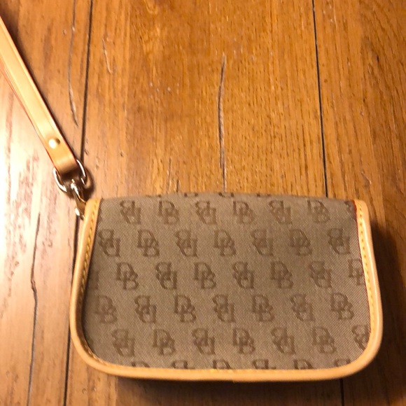 Dooney & Bourke NWOT wristlet - Picture 2 of 3